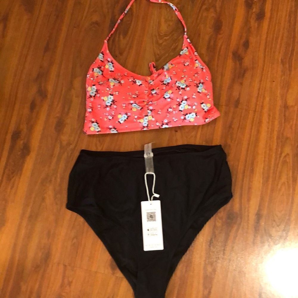 NWT Cupshe Black bottom pink floral top bikini set size M ￼